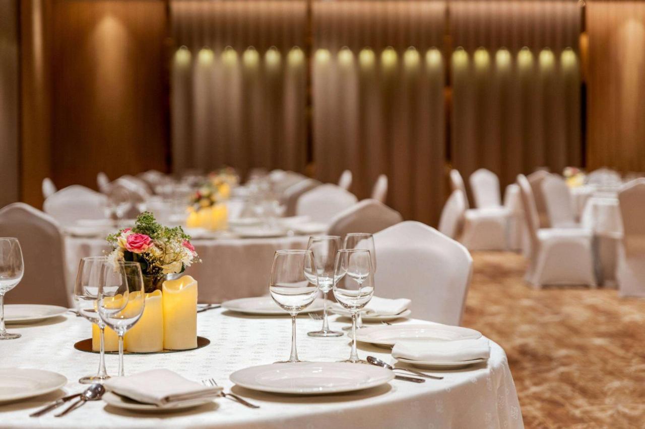 Ramada Encore By Wyndham Indore Nipania Exterior foto