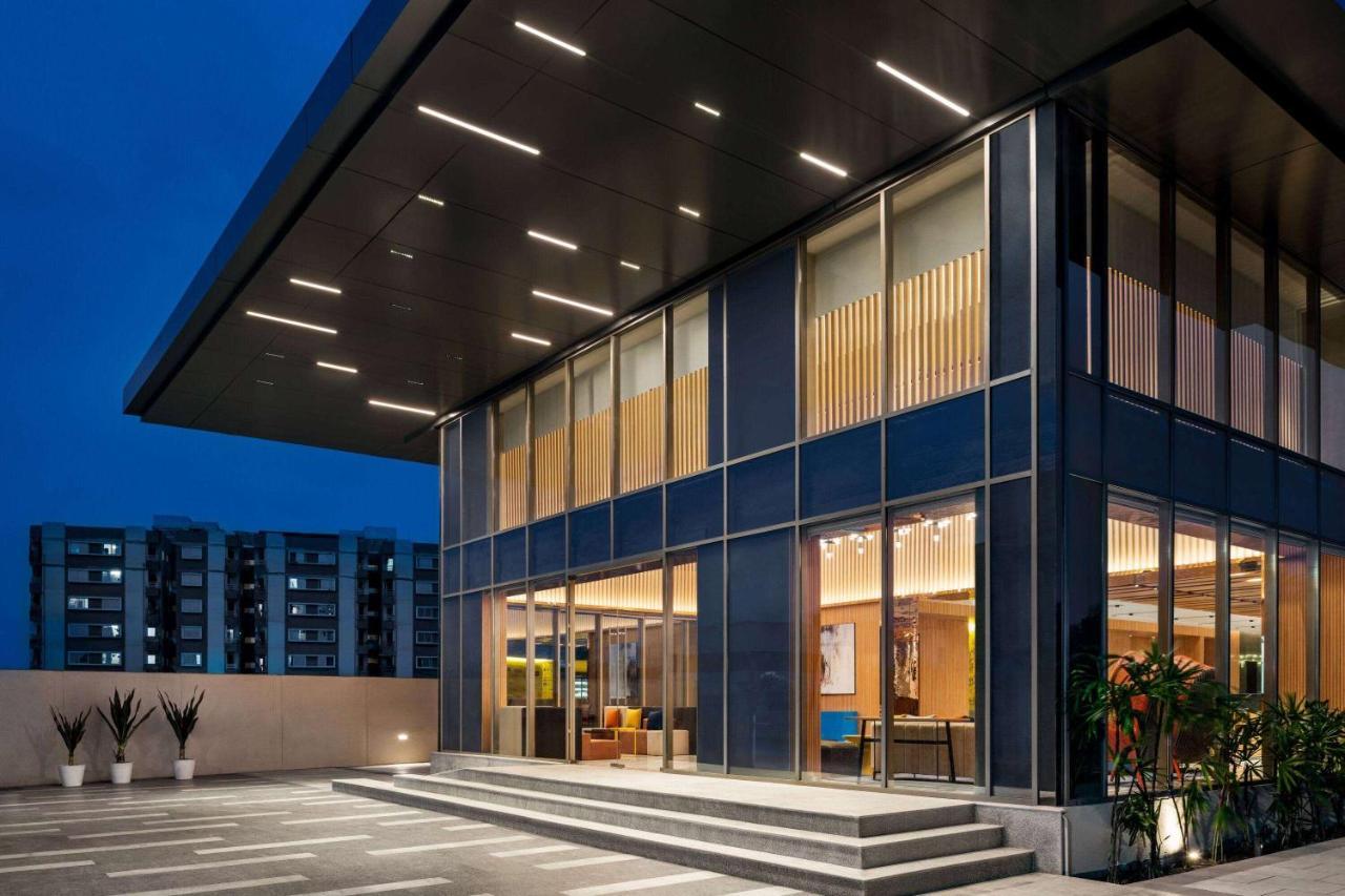 Ramada Encore By Wyndham Indore Nipania Exterior foto